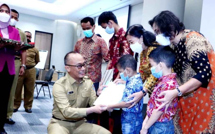 Dirjen Dukcapil Zudan Arif Fakrulloh saat memberikan dokumen kependudukan ke penyandang disabilitas 