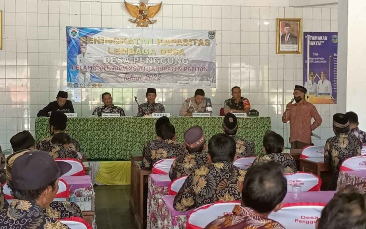 Serda Supriyanto saat menghadiri rapat desa
