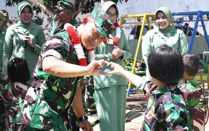 Danrem 081/DSJ Kolonel Inf Deni Rejeki saat mengungkapkan love dengan jari tangan