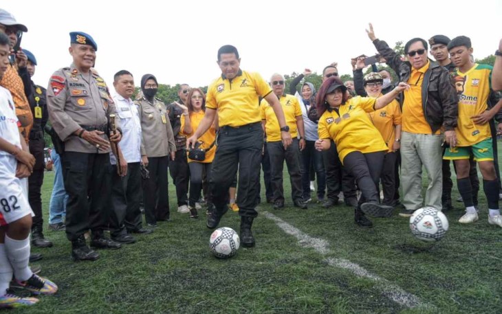 Wakapolda Jabar Brigjen Pol Bariza Sulfi saat kick off turnamen sepak bola usia dini KBPP Polri Cup 2022 di Bandung