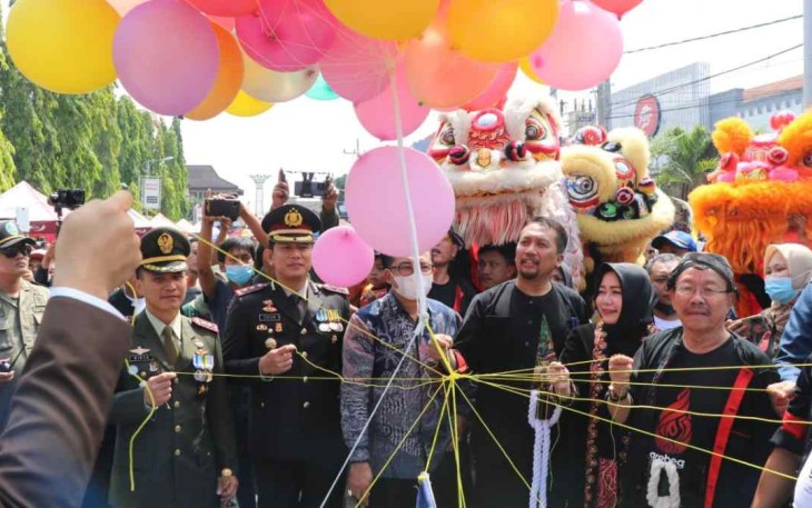 Dandim Ponorogo saat melepas balon udara bersama forkopimda
