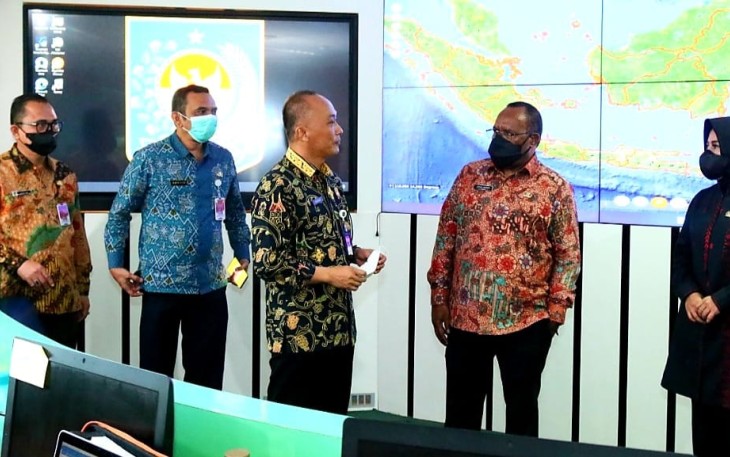 Wamendagri saat menerima penjelasan Dirjen Disdukcapil di Jakarta 