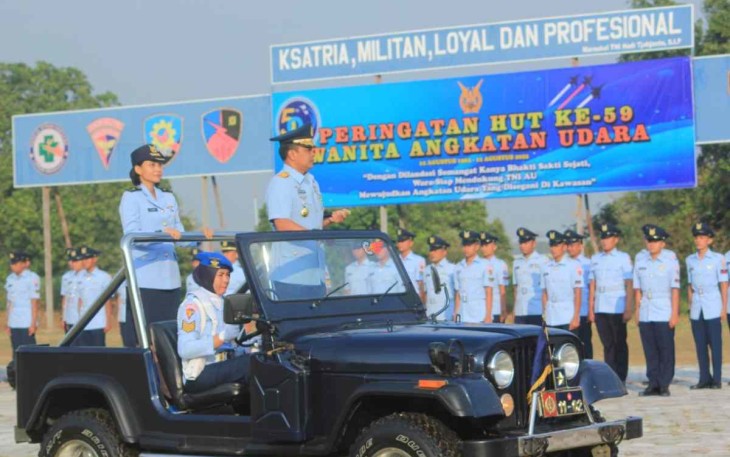Danlanud Iswahjudi Marsma TNI M.Untung Suropati saat pengecekan personil upacara peringati HUT WARA ke-59 