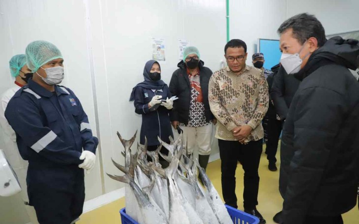 Menteri KKP Sakti Wahyu Trenggono saat meninjau kapasitas cold storage di Indramayu 