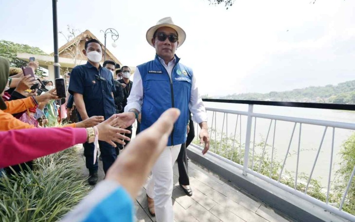 Gubernur Jabar Ridwan Kamil saat menyapa warganya usai meresmikan revitalisasi situ Ciburuy 