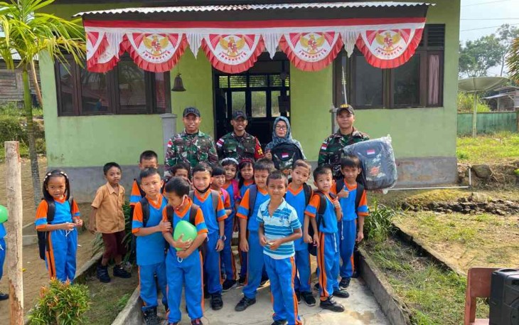 Sargal tas sekolah satgas yonif 645/Gty di SDN 03 Aruk