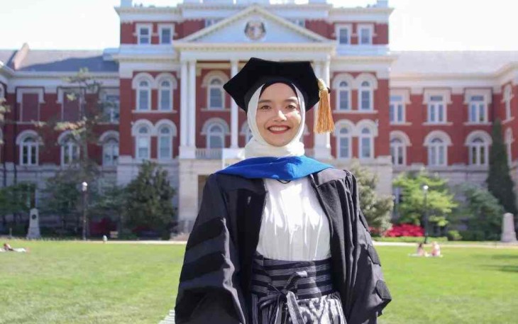 Dokumentasi: Fitria Andayani selepas Kegiatan Wisuda Program Doktoral Missouri School of Journalism, Columbia, Amerika Serikat, 2022.