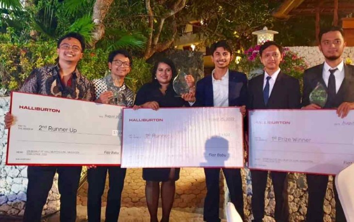 Dokumentasi: Mochammad Naufal Septifiandi (paling kanan) dan Firman Cahya Putra Adistia (kedua dari kanan), Saat Berfoto Bersama Para Pemenang Halliburton AI/ML Innovation Challenge, 2022.
