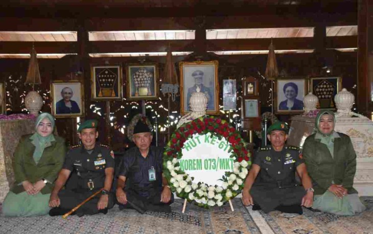 Rombongan Danrem 073/Mkt  Ziarah Ke Makam Soeharto