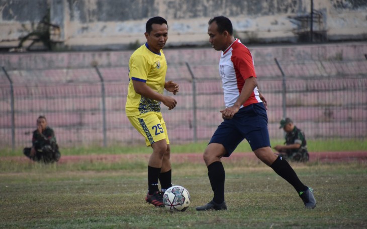 Pertandingan sepakbola persahabatan dalam kunjungan Danrem 073/Mkt