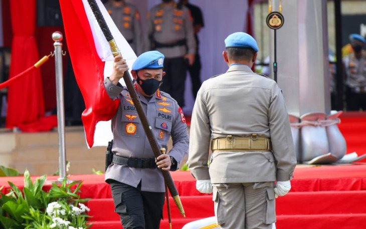 Kapolri saat memberikan bendera merah-putih kepada pasukan perdamaian PBB