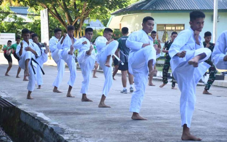 Latihan Beladiri Prajurit Korem 142/Tatag