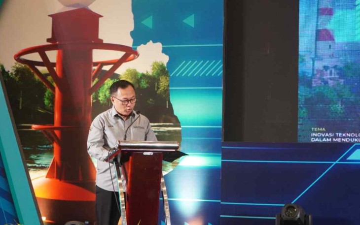 Dirjen perhubungan laut Arif Toha saat memberikan sambutan launching re-design pelampung suar di Semarang  