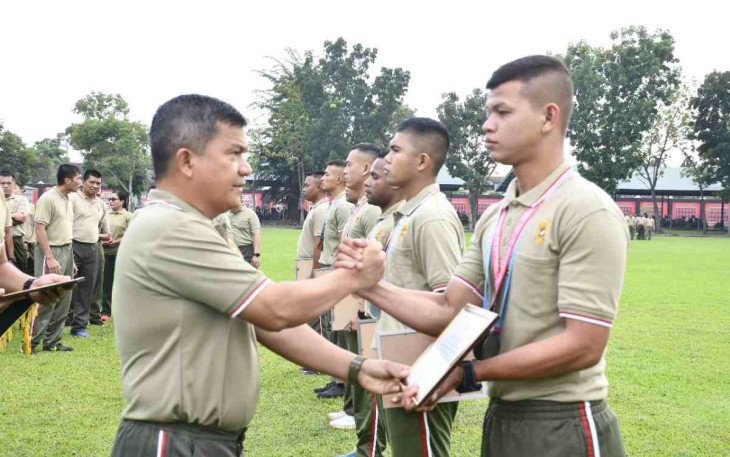 Pangdam I/BB Mayjen TNI Achmad Daniel Chardin saat memberikan penghargaan prajurit berprestasi 