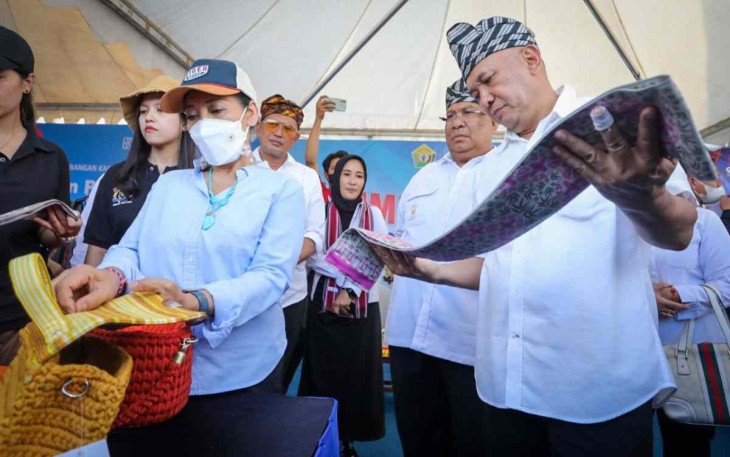 Menteri Teten saat memeriksa produk pelaku UMKM lokal di Buton Tengah Sulawesi Tenggara 