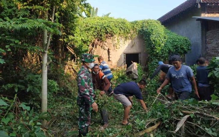 Serka Puguh saat kerja bakti bersama warga binaan