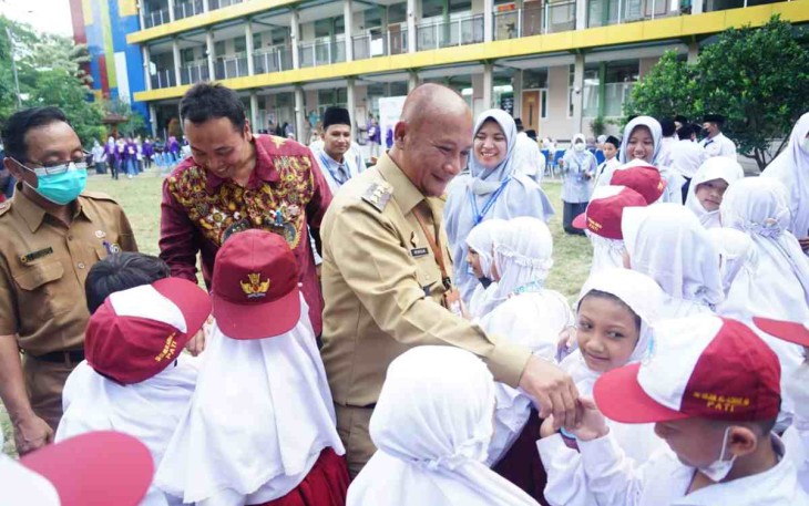 Pj. Bupati Pati Henggar Budi Anggoro bersama siswa siswi SD Al Azhar