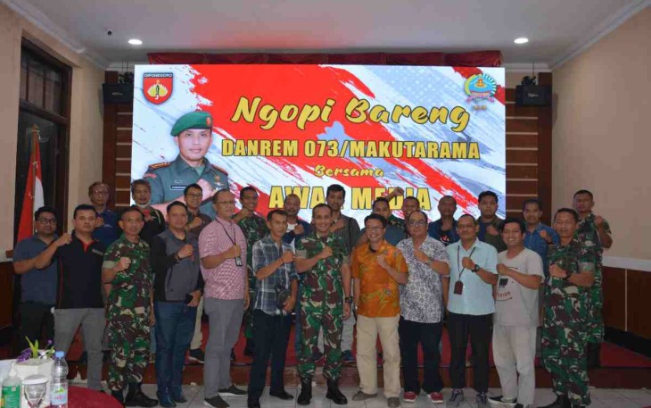 Danrem 073/Mkt  poto bersama awak media 