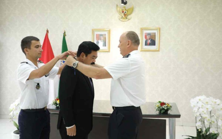 Menteri ATR/BPN Hadi Tjahjanto saat menerima penghargaan Commander of the National Order of Merit dari pemerintah Prancis di Jakarta 