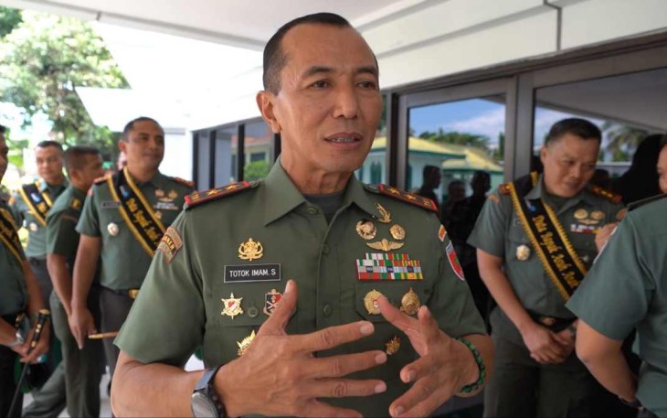 Pangdam Hasanuddin Mayjen TNI Dr. Totok Imam Santoso saat memberikan keterangan pers 