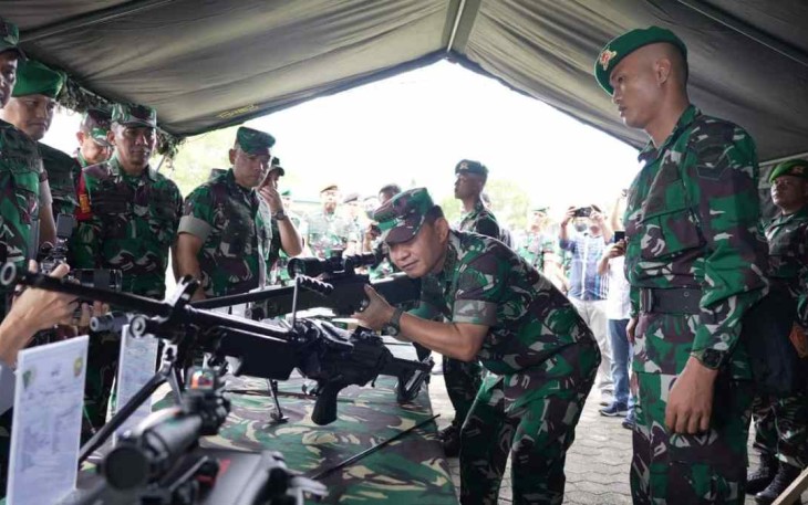 Kasad Jenderal TNI Dudung Abdurachman saat mencoba senjata di Yonif 132/BS