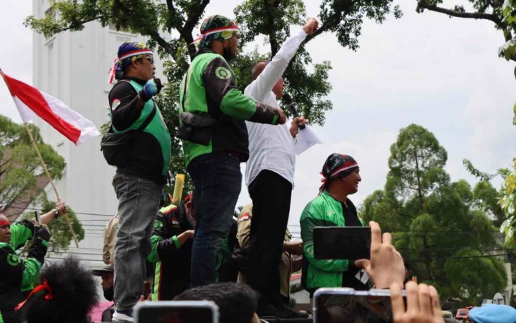 Orasi pengemudi Ojol di DPRD provinsi Sumut 