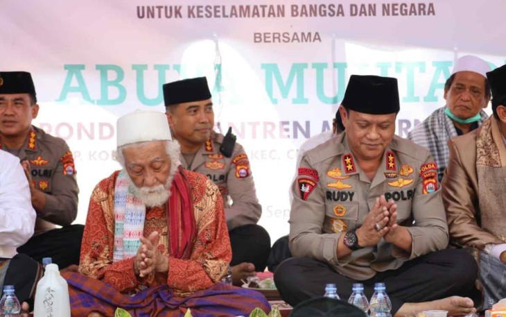 Kapolda Banten Irjen Pol Prof Dr Rudy Heriyanto bersama KH Abuya Muhyadi 