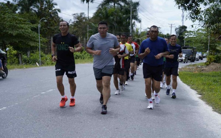 Pangdam Hasanuddin Mayjen TNI Dr. Totok Imam Santoso saat berlari bersama prajuritnya Yonif 725/Waroagi Kendari