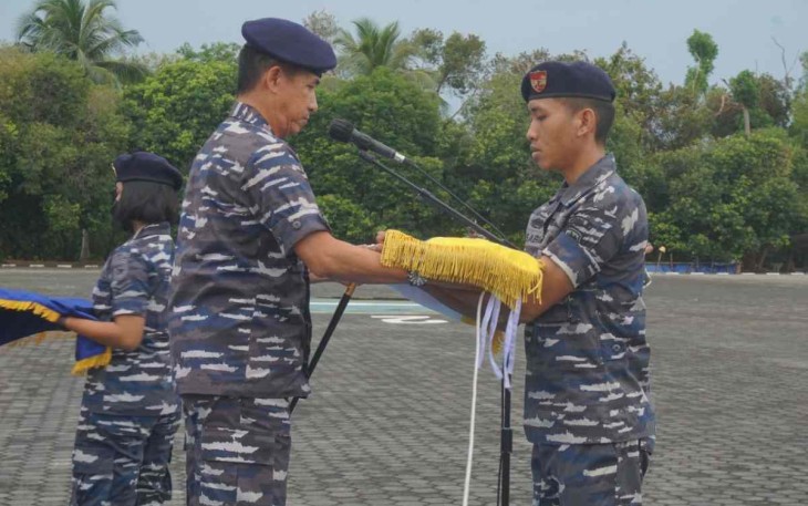 Danlantamal IV saat memberikan bendera Lantamal teladan tahun 2022