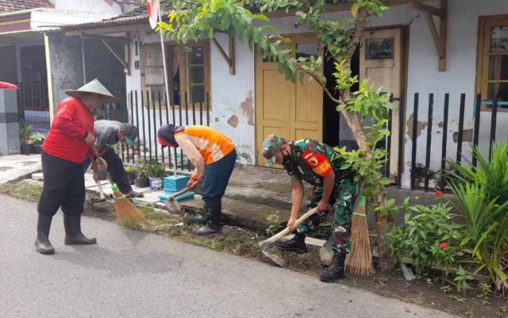 Gotong royong bersihkan lingkungan 