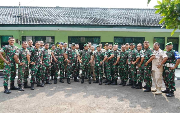Danrem 064/MY Brigjen TNI Tatang Subarna bersama prajuritnya 