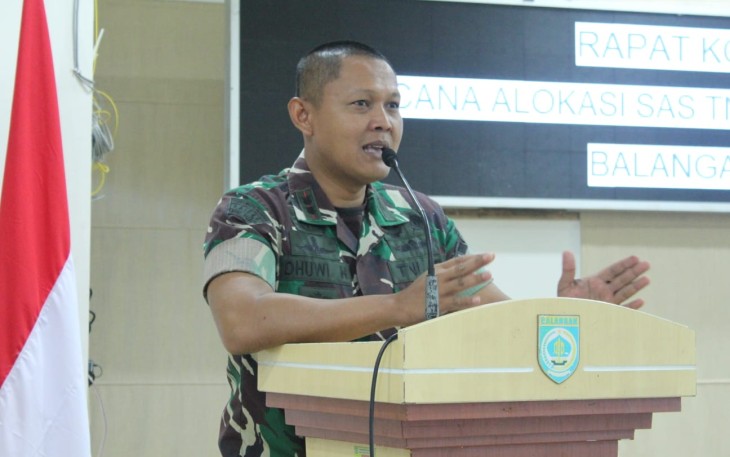 Dandim 1001/HSU-BLG Letkol Inf Dhuwi Hendradjaja saat memberikan pengarahan TMMD 