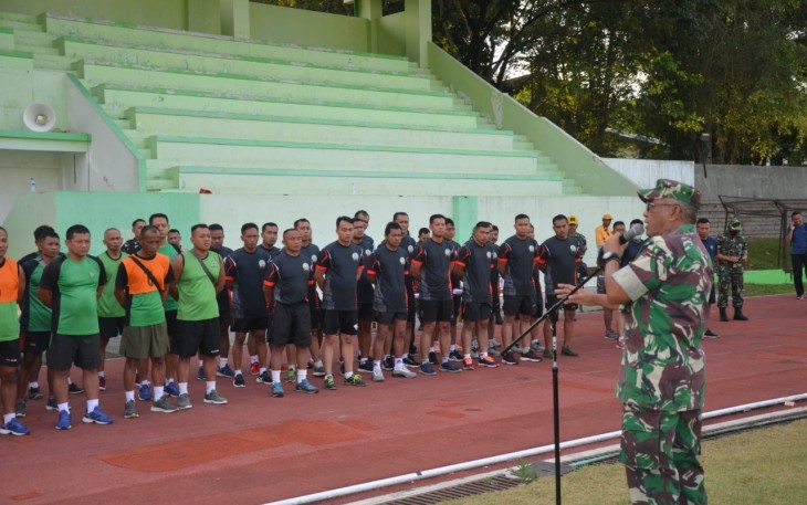 Kasipers Korem 073/Mkt mengambil apel sebelum pelaksanaan Garjas