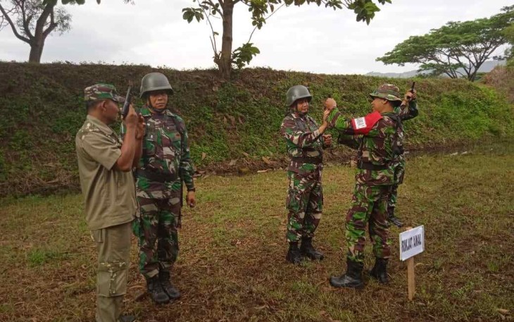 Latihan menembak prajurit Kodim Pacitan, Rabu (21/9)