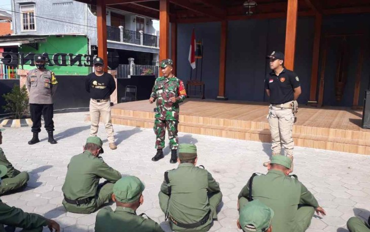 Sertu Adam saat memberikan wasbang