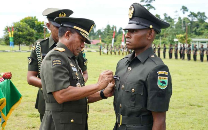 Pangdam Kasuari Mayjen TNI Gabriel Lema saat Lantik prajurit Dikmata TNI AD