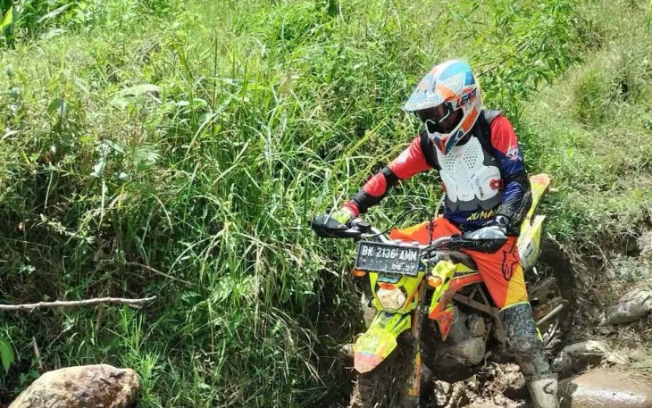 Kakanwil Kemenkumham Sumut Imam Suyudi saat trabas alam Karo dengan motor trail