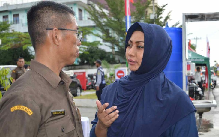 Lela saat mengapresiasi keberadaan pasar Aksara, Rabu (28/9)