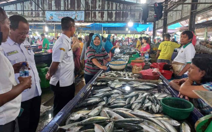 Dirut PUD Pasar Medan Suwarno berdialog dengan pedagang Pasar Medan Deli, Rabu (28/9)