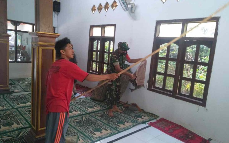 Serka Handri saat membersihkan masjid di desa binaan
