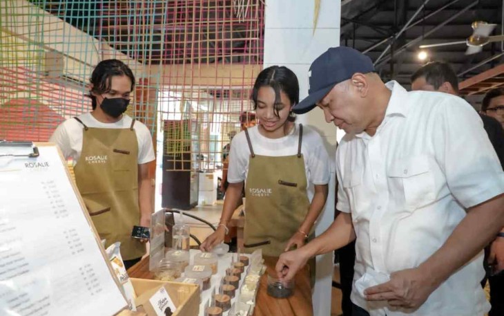 Menteri Teten Masduki saat melihat produk UMKM
