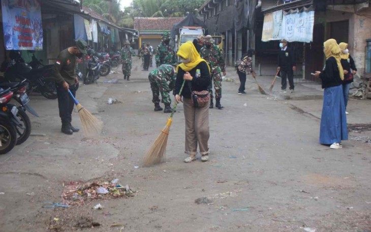 Karya bakti prajurit Kodim Tulungagung bersihkan pasar Ngemplak 