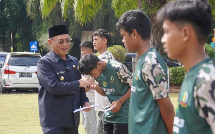 Walikota Cilegon Helldy Agustian saat melepas Tim Liga Kasad Kodim Cilegon, Jum'at (30/9)