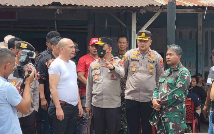 Kapolda Sumut Irjen Pol RZ Panca Putra Simanjuntak saat di lokasi gempa Tapanuli Utara. Sabtu (1/10)