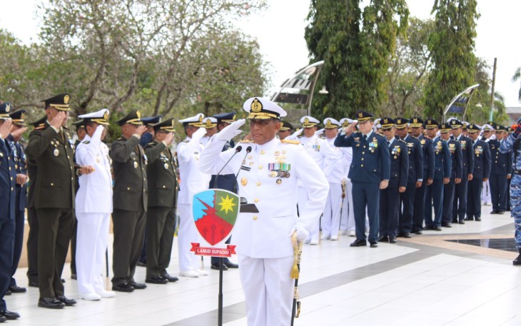 Laksma TNI Suharto Danlantamal XII/Pontianak pimpin ziarah di TMP Dharma Patria Jaya