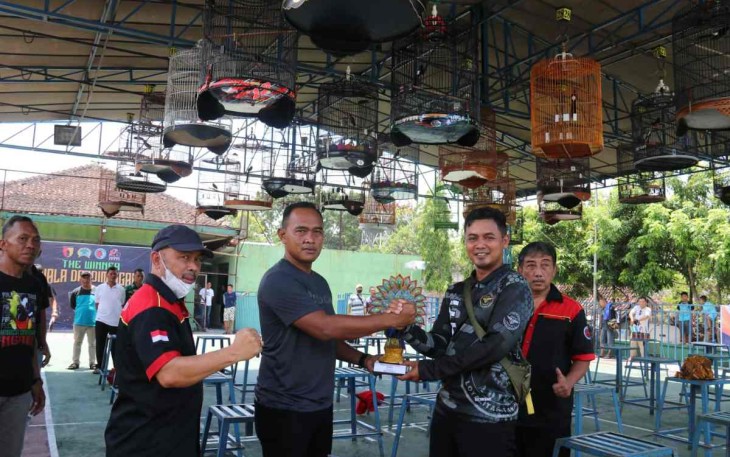 Dandim 0805/Ngawi saat memberikan hadiah juara lomba, Minggu (2/10)