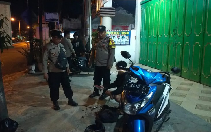 Polisi saat memeriksa pemuda diduga mengikuti balap liar. Minggu (2/10)