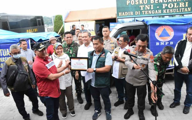 Penyerahan bantuan untuk korban bencana gempa bumi di kabupaten Tapanuli Utara.Mknggu (2/10)