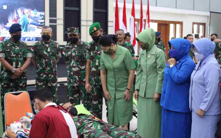 Pelaksanaan donor darah dalam rangka HUT ke 77 TNI