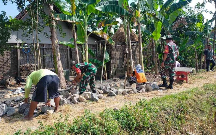Perbaikan talud bersama warga 